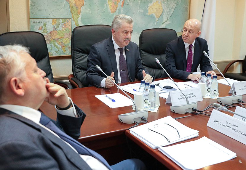 Первый заместитель Председателя Комитета по делам СНГ, евразийской интеграции и связям с соотечественниками Виктор Водолацкий и директор Департамента по многостороннему гуманитарному сотрудничеству и культурным связям Министерства иностранных дел РФ Александр Алимов