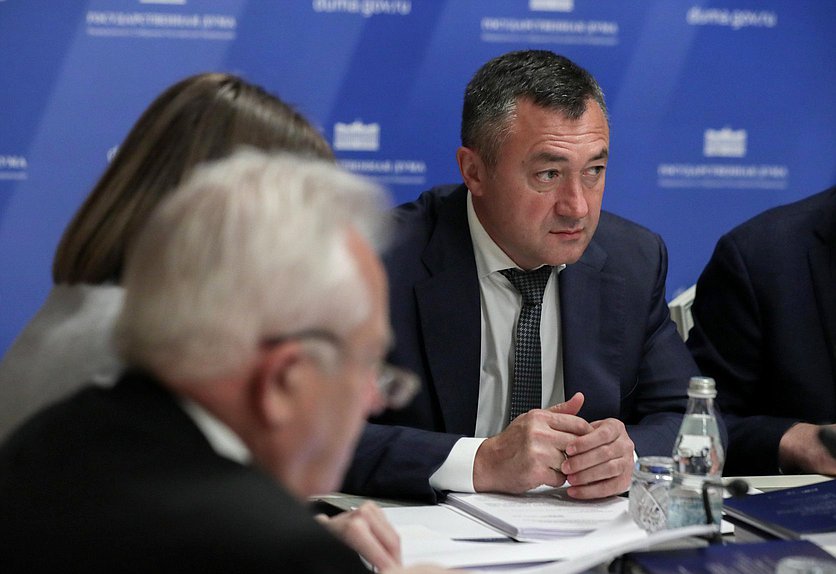 Член Комитета по государственному строительству и законодательству Государственной Думы VII созыва Виктор Пинский