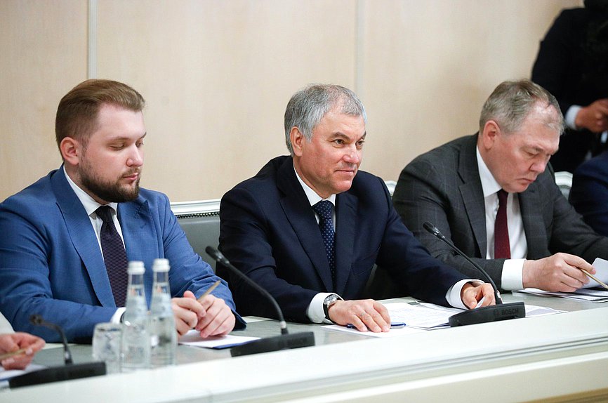 Председатель Государственной Думы Вячеслав Володин, заместитель Председателя Государственной Думы Борис Чернышов и Председатель Комитета по делам СНГ, евразийской интеграции и связям с соотечественниками Леонид Калашников