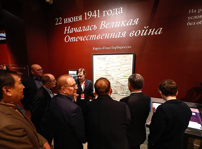 Члены делегаций стран-членов ОДКБ посетили выставки "Великая Победа. Россия - моя история" и "Без срока давности. Нюрнберг. 80 лет" в Москве