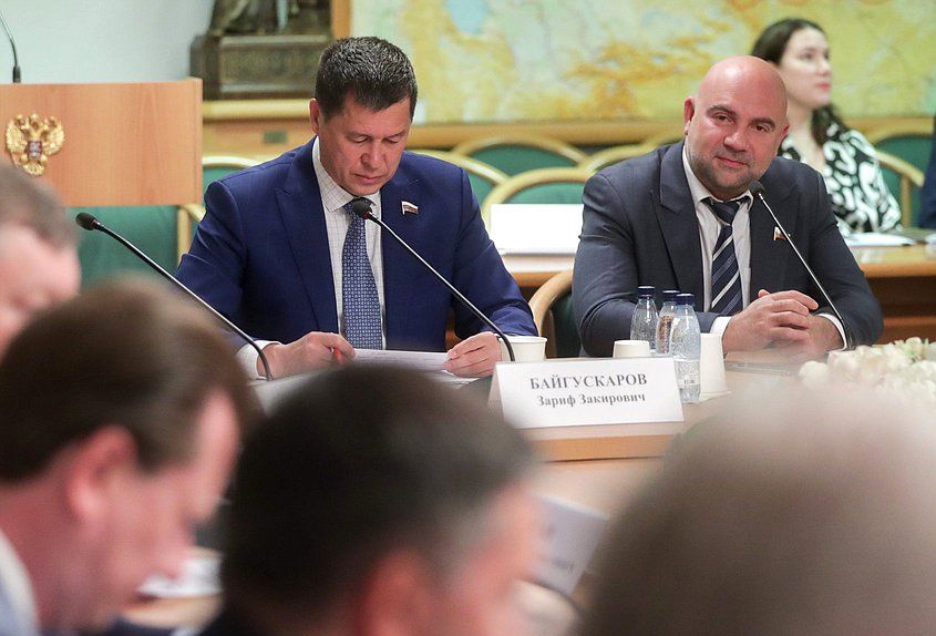 Члены Комитета по экологии, природным ресурсам и охране окружающей среды Зариф Байгускаров и Тимофей Баженов