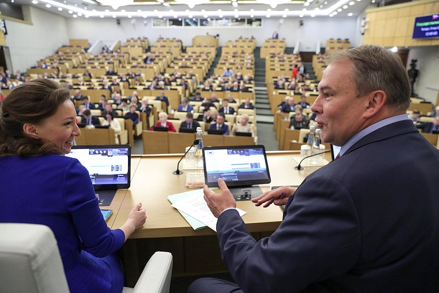 Заместители Председателя Государственной Думы Анна Кузнецова и Петр Толстой