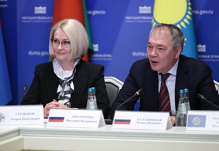 Заместитель Председателя Государственной Думы Виктория Абрамченко и Председатель Комитета по делам СНГ, евразийской интеграции и связям с соотечественниками Леонид Калашников