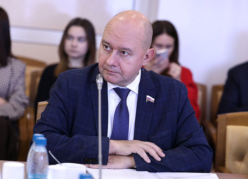 Заместитель Председателя Комитета по развитию гражданского общества, вопросам общественных и религиозных объединений Олег Леонов