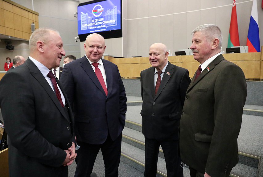 Первый заместитель Председателя Комитета по обороне Андрей Красов (второй слева)