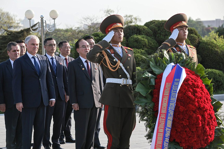 Председатель Государственной Думы Вячеслав Володин возложил венок к монументу "Освобождение"