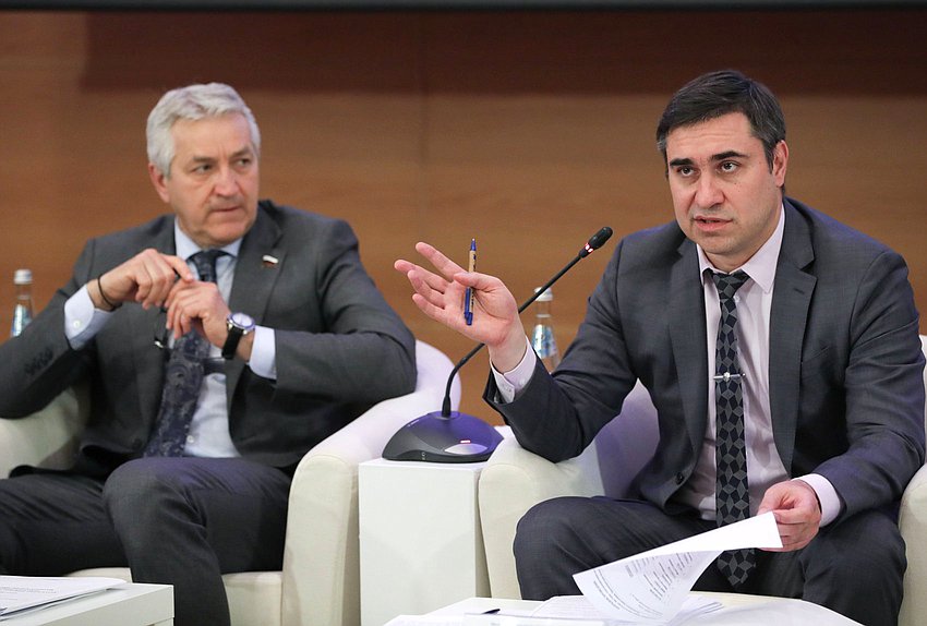 Председатель Комитета по охране здоровья Дмитрий Хубезов и Первый заместитель Председателя Комитета Леонид Огуль