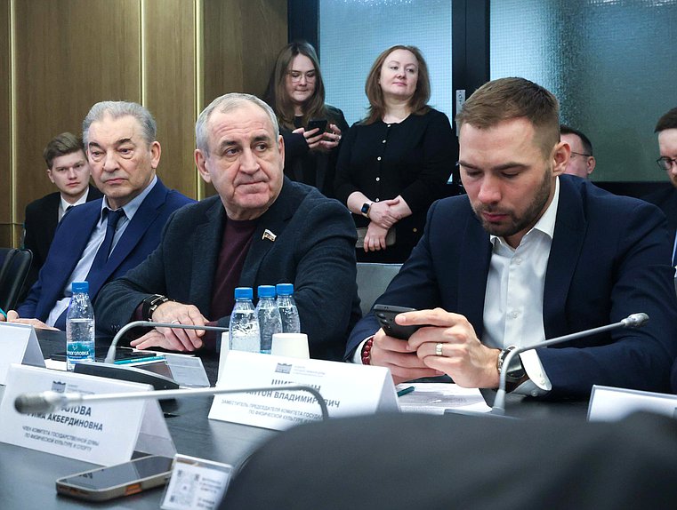 Члены Комитета по физической культуре и спорту Владислав Третьяк и Сергей Неверов и заместитель Председателя Комитета Антон Шипулин