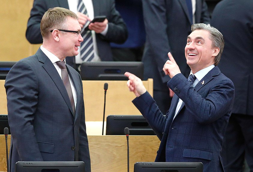 Первый заместитель Председателя Комитета по развитию Дальнего Востока и Арктики Сергей Каргинов и заместитель Председателя Комитета по информационной политике, информационным технологиям и связи Андрей Свинцов