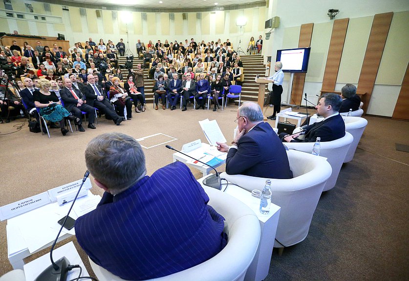 Круглый стол фракции КПРФ на тему «Борьба с бедностью в России: лозунги и реалии»