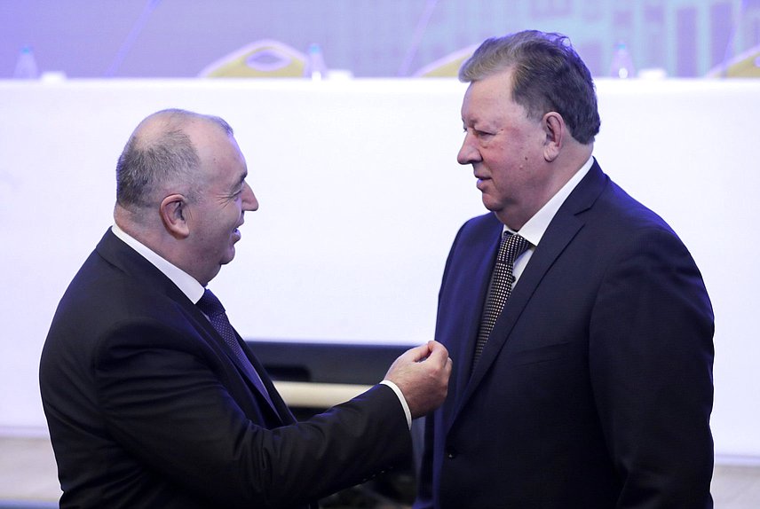 Chairman of the Committee on Agrarian Issues Vladimir Kashin (right)