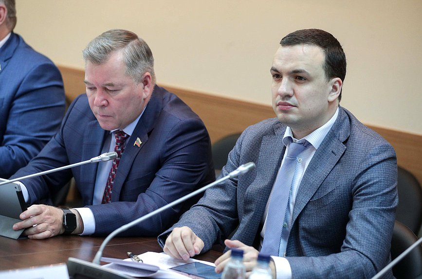 Члены Комитета по природным ресурсам, собственности и земельным отношениям Николай Малов и Первый заместитель Председателя Комитета по энергетике Дмитрий Ионин