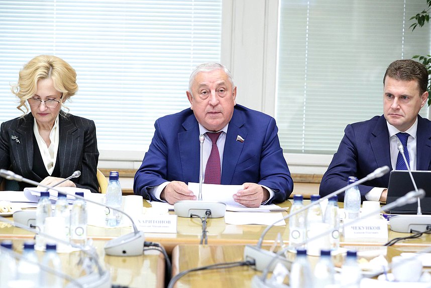 Заместитель Председателя Государственной Думы Ирина Яровая, Председатель Комитета по развитию Дальнего Востока и Арктики Николай Харитонов и Министр по развитию Дальнего Востока и Арктики Алексей Чекунков