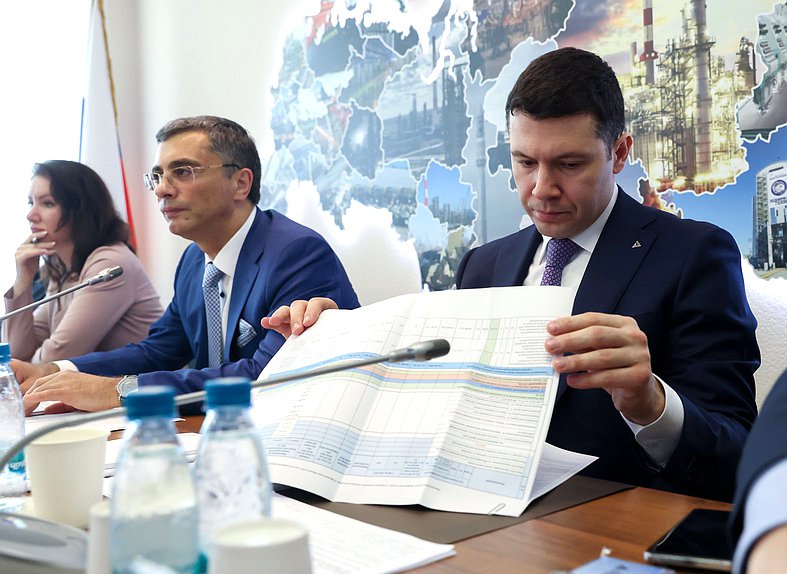 Председатель Комитета по промышленности и торговле Владимир Гутенев и Министр промышленности и торговли РФ Антон Алиханов
