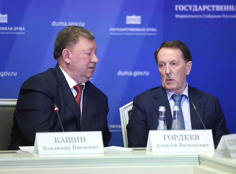 Председатель Комитета по аграрным вопросам Владимир Кашин и заместитель Председателя Государственной Думы Алексей Гордеев