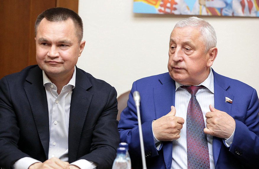 Первый заместитель Председателя Комитета по малому и среднему предпринимательству Сергей Казанков и Председатель Комитета по развитию Дальнего Востока и Арктики Николай Харитонов