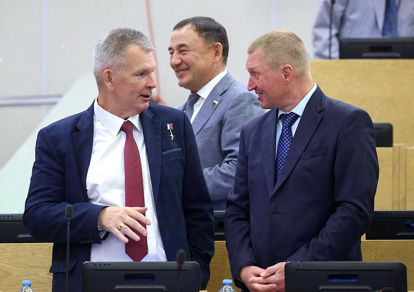 Член Комитета по транспорту и развитию транспортной инфраструктуры Александр Самокутяев и член Комитета по промышленности и торговле Алексей Канаев