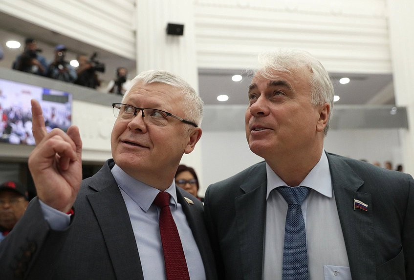 El Jefe del Comité de Seguridad y Lucha contra la Corrupción Vasily Piskarev y el Jefe del Comité de Energía Pavel Zavalny