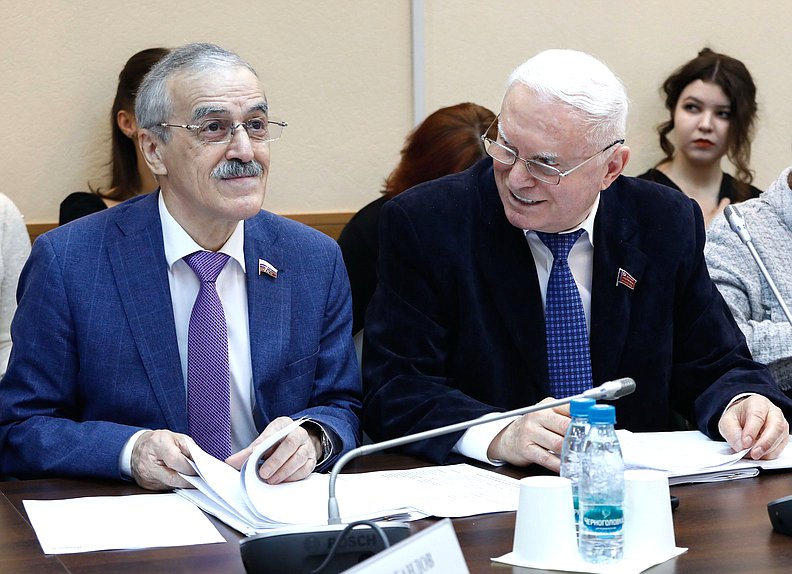 Заместитель Председателя Комитета по просвещению Нурбаганд Нурбагандов и Первый заместитель Председателя Комитета Михаил Берулава