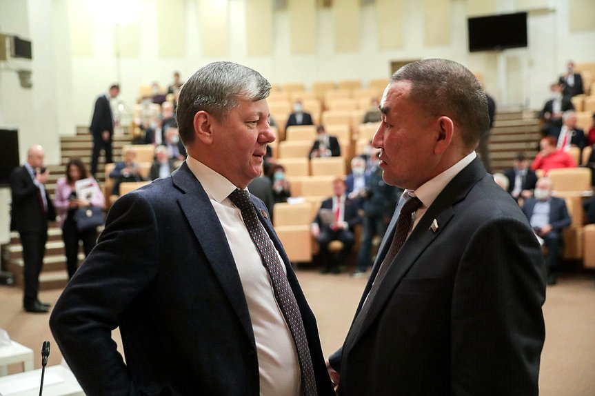 Первый заместитель Председателя Комитета по международным делам Дмитрий Новиков и член Комитета по транспорту и развитию транспортной инфраструктуры Петр Аммосов