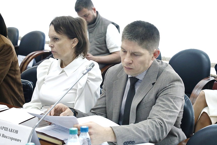 Совещание Комитета по строительству и ЖКХ с представителями министерств и ведомств о проекте федерального закона «О деятельности в сфере оказания услуг по операциям с недвижимостью»