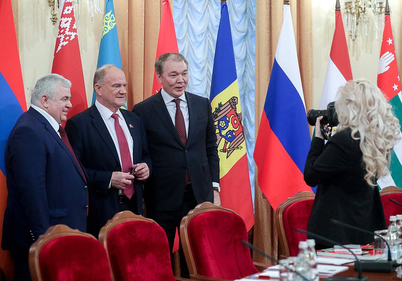 Deputy Chairman of the Committee on Issues of the CIS and Contacts with Fellow Countrymen Kazbek Taisaev, leader of CPRF faction Gennady Zyuganov and Chairman of the Committee on Issues of the CIS and Contacts with Fellow Countrymen Leonid Kalashnikov