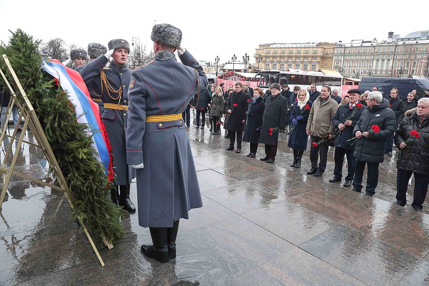 Возложение цветов к Могиле Неизвестного Солдата и к памятнику Г.К. Жукову в День защитника Отечества