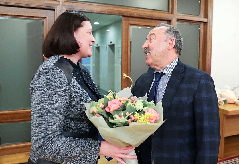 Член Комитета по вопросам семьи, женщин и детей Василина Кулиева и Председатель Комитета по делам национальностей Валерий Газзаев