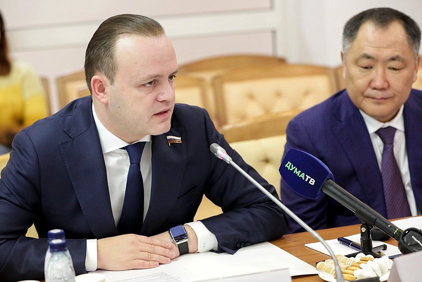 Заместители Председателя Государственной Думы Владислав Даванков и Шолбан Кара-оол