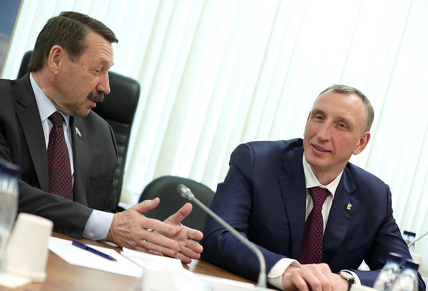 Заместитель Председателя Комитета по промышленности и торговле Геннадий Скляр и Первый заместитель Председателя Комитета Александр Козловский