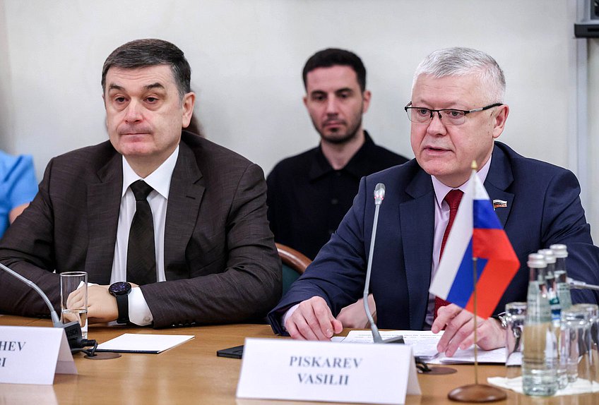 安全和反腐败委员会成员阿达尔比·什哈戈舍夫和委员会主席瓦西里·皮斯卡列夫
