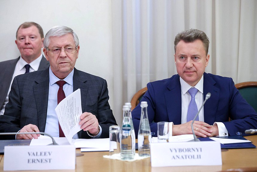 安全和反腐败委员会副主席埃内斯特·瓦列耶夫和阿纳托利·维博尔内