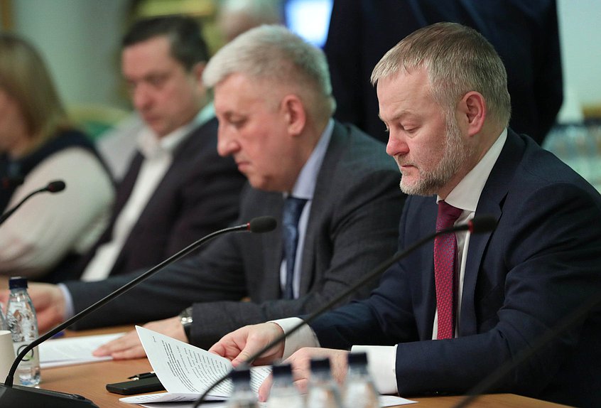 Круглый стол Комитета по энергетике на тему «Меры законодательного регулирования для обеспечения устойчивого развития ТЭК РФ в условиях экономических санкций»