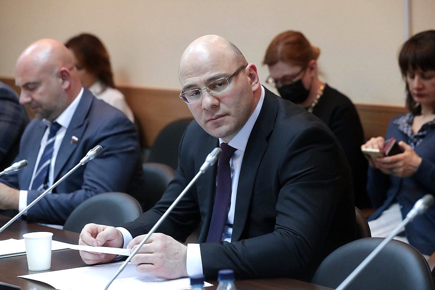 Член Комитета по экологии, природным ресурсам и охране окружающей среды Артур Таймазов