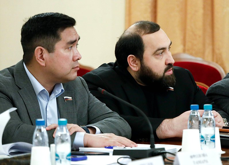 Члены Комитета по охране здоровья Айдын Сарыглар и Бийсултан Хамзаев