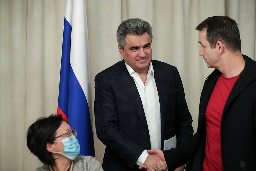 Руководитель фракции «Новые люди» Алексей Нечаев и Первый заместитель Председателя Комитета по культуре Дмитрий Певцов