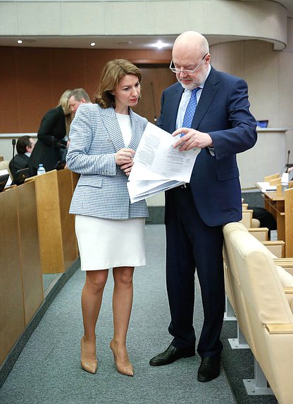 Председатель Комитета по государственному строительству и законодательству Павел Крашенинников и Первый заместитель Председателя Комитета Ирина Панькина