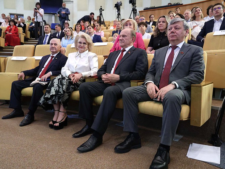 Председатель Комитета по защите семьи, вопросам отцовства, материнства и детства Нина Останина, руководитель фракции КПРФ Геннадий Зюганов и Первый заместитель Председателя Комитета по международным делам Дмитрий Новиков