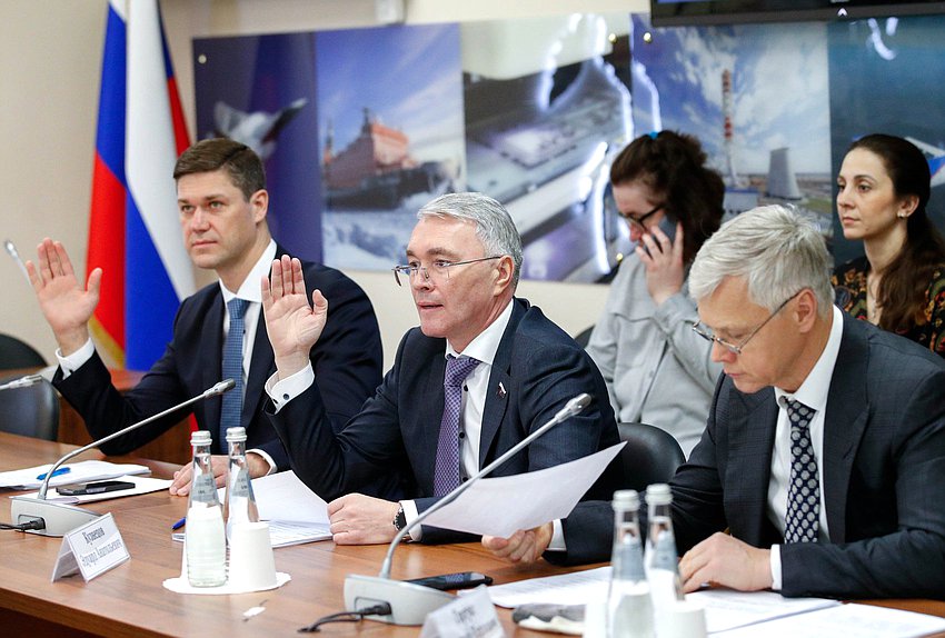 Члены Комитета по экономической политике Сергей Алтухов и Эдуард Кузнецов и Председатель Комитета по защите конкуренции Валерий Гартунг