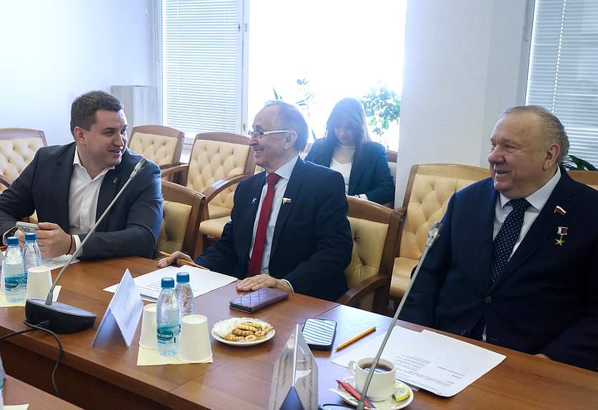 Первые заместители Председателя Комитета по развитию гражданского общества, вопросам общественных и религиозных объединений Артем Бичаев и Николай Бурляев и заместитель Председателя Комитета Владимир Шаманов