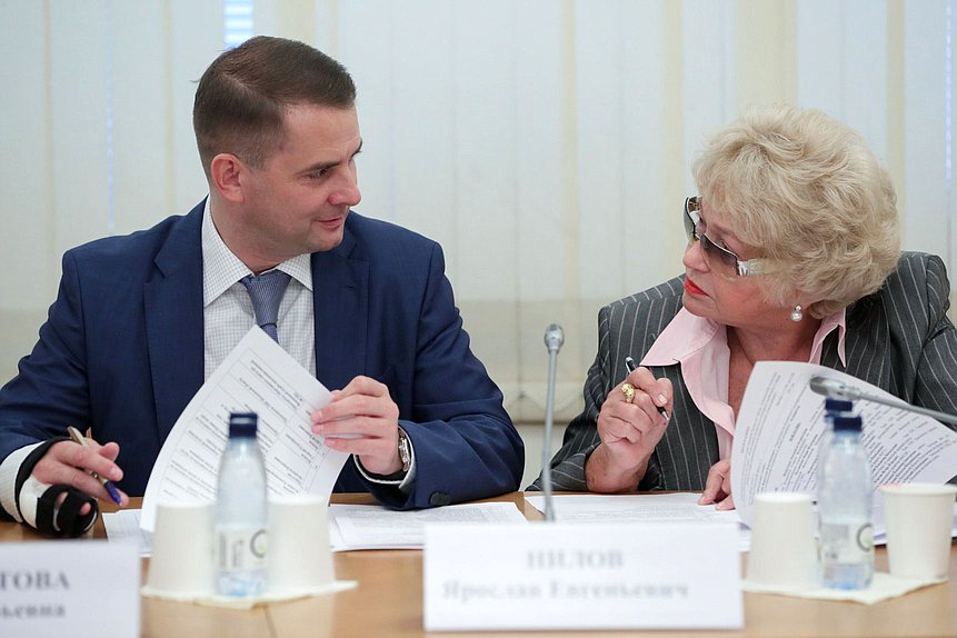 Председатель Комитета по труду, социальной политике и делам ветеранов Ярослав Нилов и Сенатор РФ Людмила Нарусова