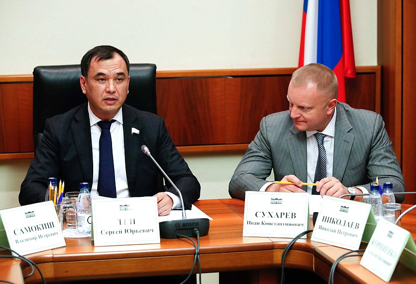 Первые заместители Председателя Комитета по вопросам собственности, земельным и имущественным отношениям Сергей Тен и Иван Сухарев