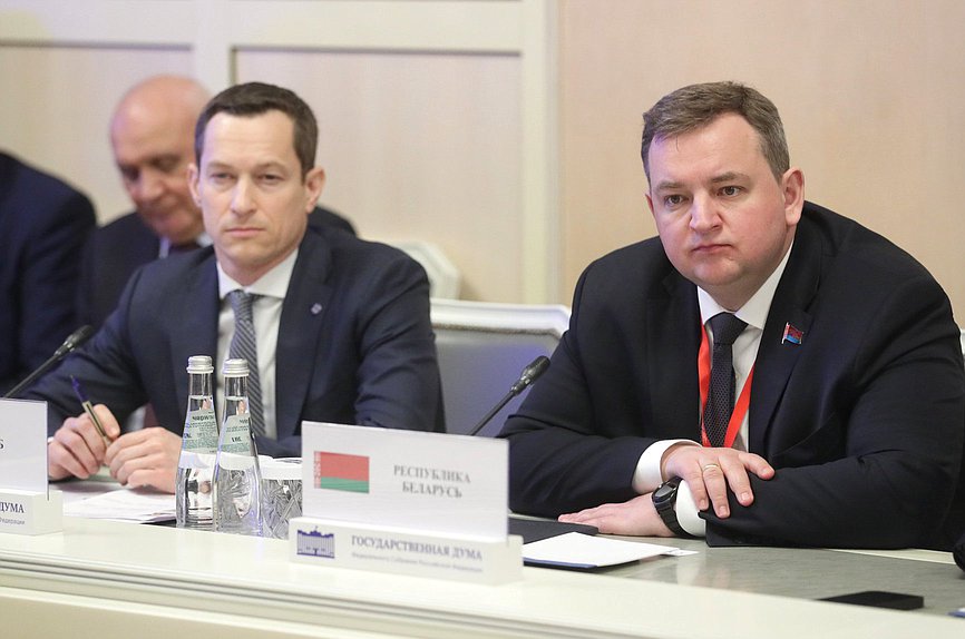 Sergei Pospelov, secretario ejecutivo de la Asamblea Parlamentaria de la OTSC (izquierda)