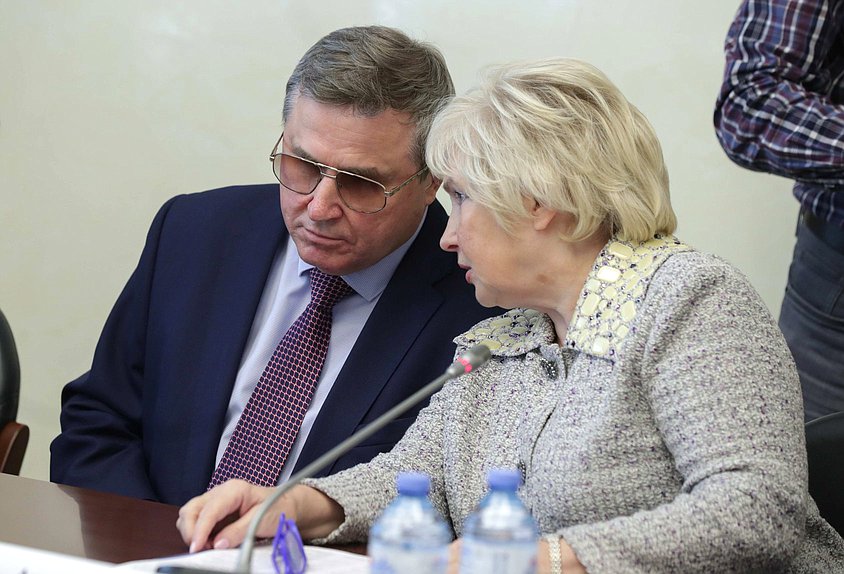Первый заместитель Председателя Комитета по образованию и науке Олег Смолин и член Комитета по образованию и науке Лидия Антонова