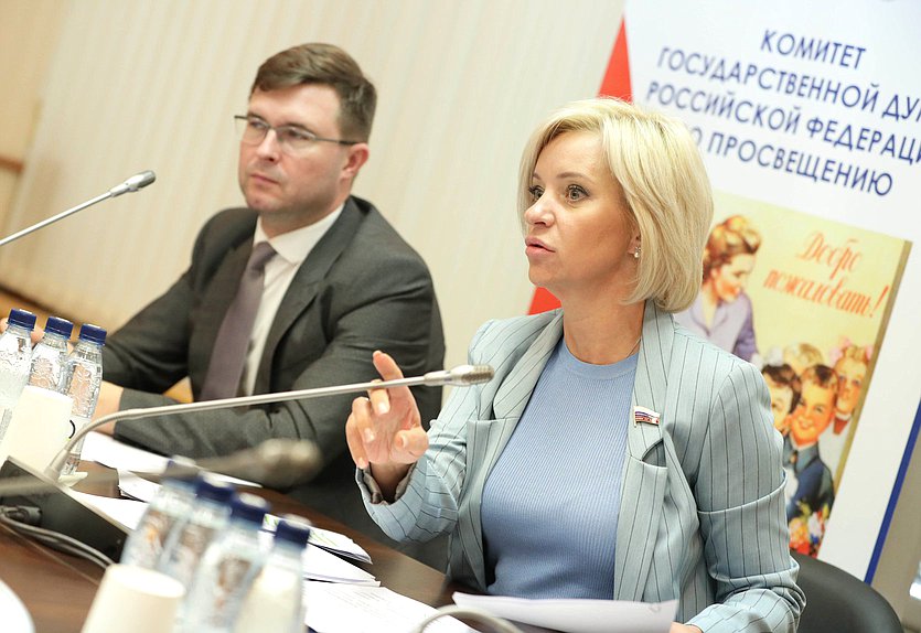 Статс-секретарь — заместитель Министра просвещения РФ Андрей Корнеев и Председатель Комитета по просвещению Ольга Казакова