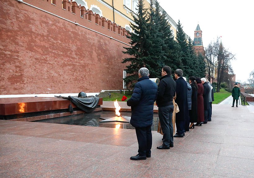 Международная конференция «Роль взаимодействия фракций политических партий и блоков в межпарламентском сотрудничестве стран СНГ». Возложение цветов к Могиле Неизвестного Солдата