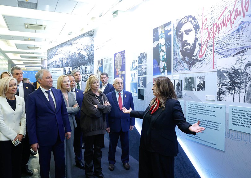 Председатель Комитета по культуре Ольга Казакова, Председатель Государственной Думы Вячеслав Володин, заместитель Председателя Государственной Думы Ирина Яровая, актриса Елена Яковлева, Председатель Комитета по развитию Дальнего Востока и Арктики Николай Харитонов и директор Музея кино Лариса Баженова