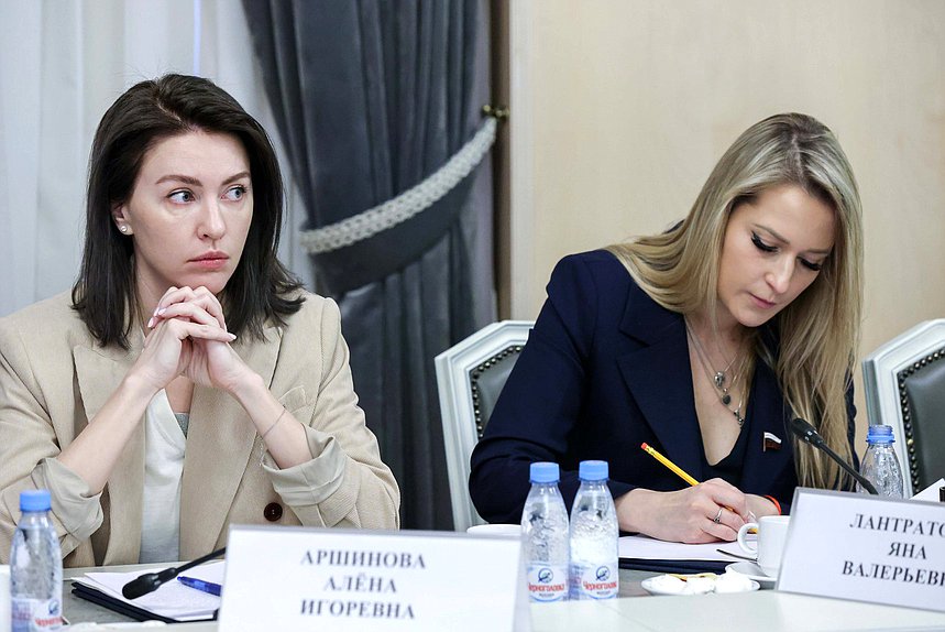 Первые заместители Председателя Комитета по просвещению Алена Аршинова и Яна Лантратова