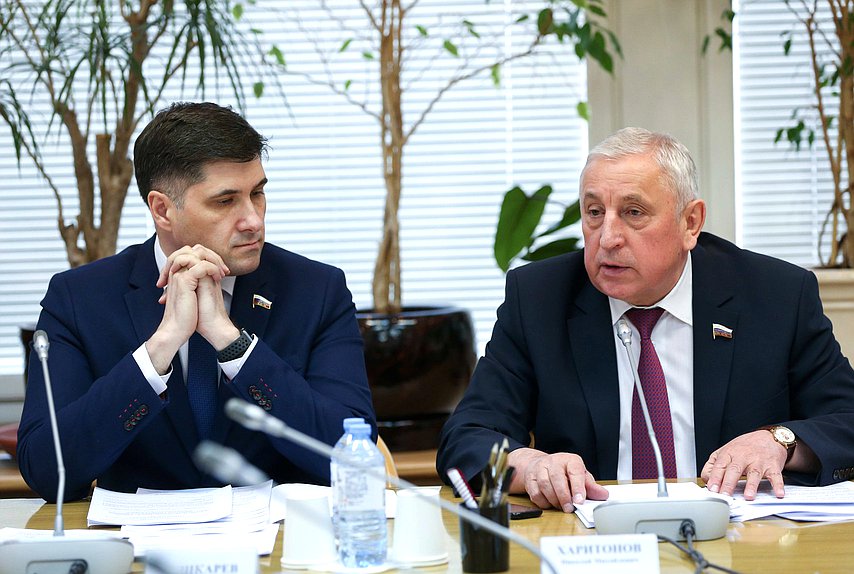 Председатель Комитета по региональной политике и проблемам Севера и Дальнего Востока Николай Харитонов и заместитель Председателя Комитета по региональной политике и проблемам Севера и Дальнего Востока Владимир Пушкарев