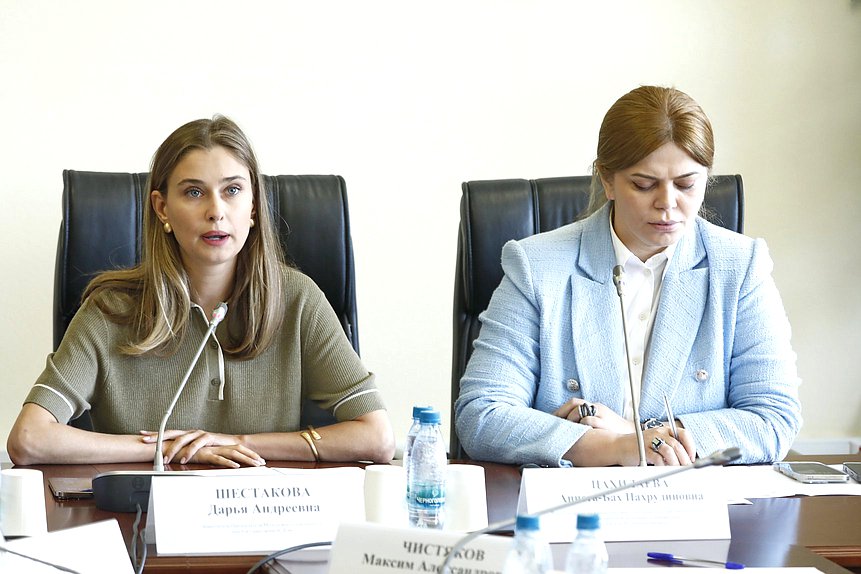 Заместитель Председателя Молодежного парламента при Государственной Думе Дарья Шестакова и вице-президент по взаимодействию с органами государственной власти, развитию цифровой экономики и инновациям Евразийской Ассоциации Бизнеса Аннета-Бах Цахилаева